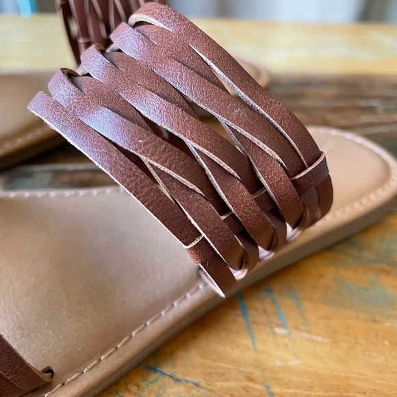 Universal Thread Sandals NEW - Picture 5 of 9